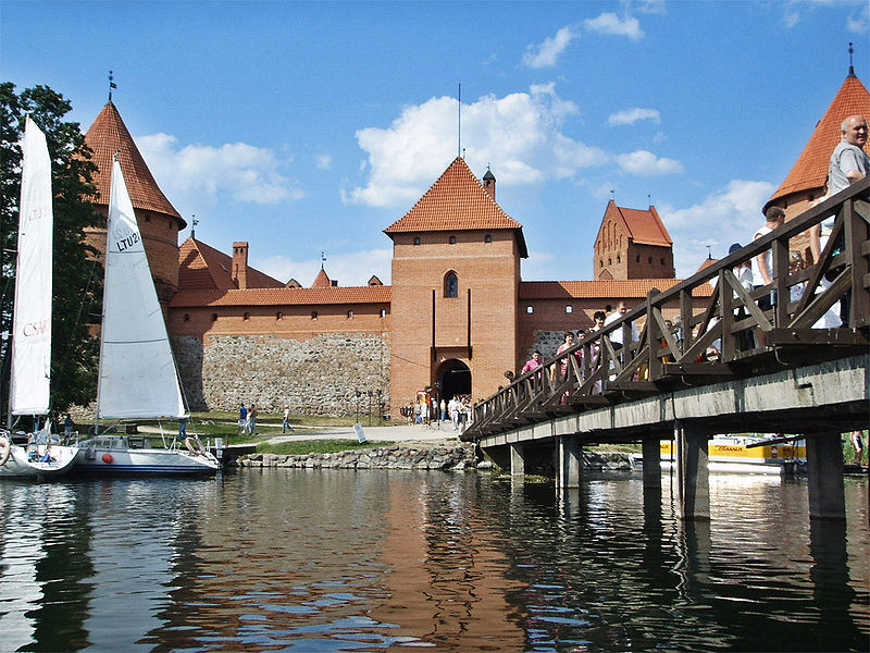 800px-Trakai-bridge[1]